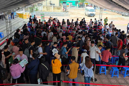 Hàng trăm khách thức đêm chờ mua NƠXH, chủ đầu tư bất ngờ đổi 'chiến thuật'