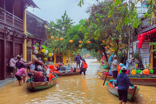 Phố cổ Hội An ngập trở lại