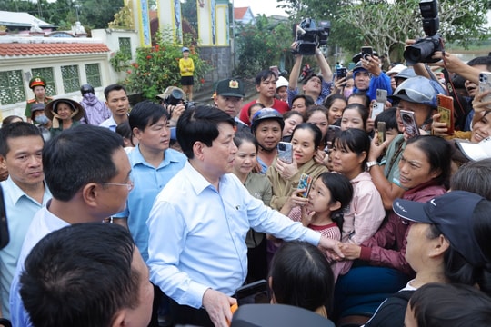 Chủ tịch nước Lương Cường thăm hỏi bà con vùng lũ ở Đà Nẵng