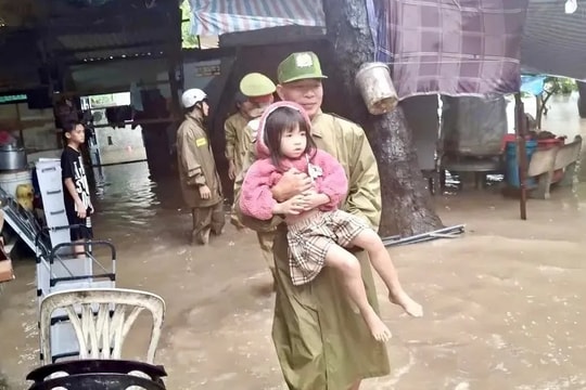 Mưa lũ ở Khánh Hòa: Di dời dân trong đêm, nhiều trường cho học sinh nghỉ học