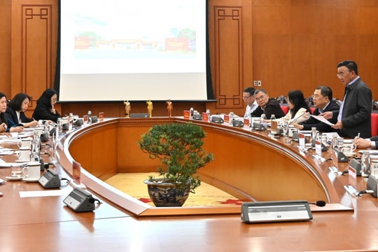 Đồng chí Trần Cẩm Tú chủ trì họp Thường trực Tiểu ban tổ chức phục vụ Đại hội XIV