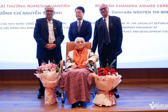 Nguyên Phó Chủ tịch nước Nguyễn Thị Bình nhận Giải thưởng Hòa bình Romesh Chandra