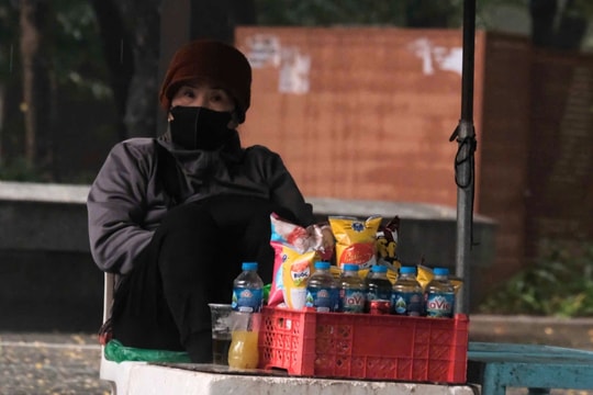 Người Hà Nội chen chân trên đường, co ro trong mưa rét