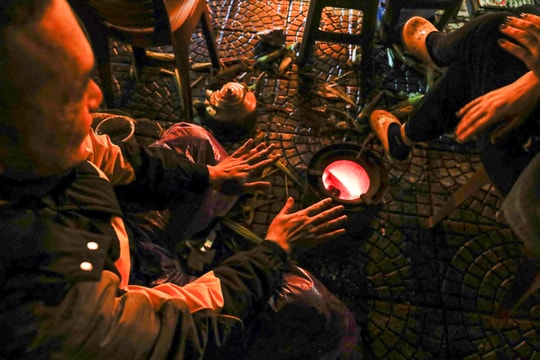 Tài xế xe ôm Hà Nội nhóm bếp lửa sưởi ấm trong đêm rét 13°C