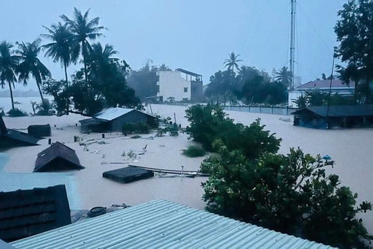 Hàng trăm nhà dân ở Đắk Lắk ngập sâu qua nóc, người dân bị cô lập kêu cứu