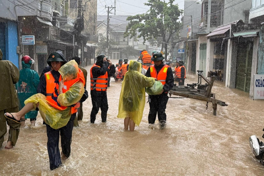 Thủ tướng yêu cầu bằng mọi biện pháp sơ tán người dân khỏi nơi ngập sâu, sạt lở