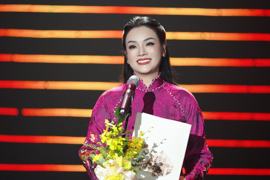 Nữ ca sĩ có học hàm tiến sĩ, vừa trở thành phó giáo sư là ai?