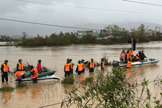 Biên phòng Gia lai cứu nhiều người dân ra khỏi vùng nguy hiểm