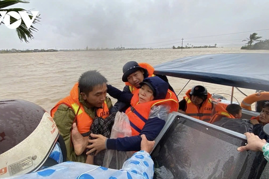 Bộ Chính trị: Bằng mọi cách cứu trợ người dân bị cô lập ở địa bàn ngập nặng
