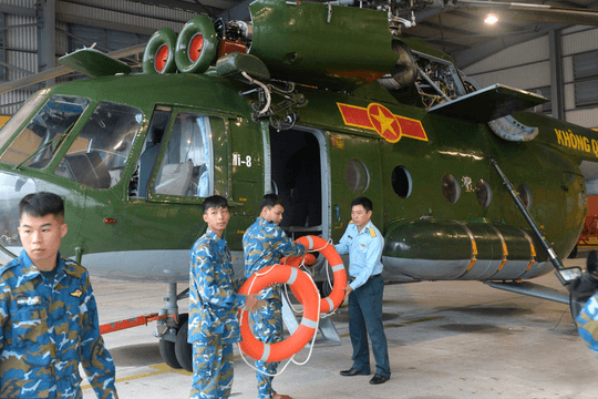 Trực thăng Mi-17 chở 3 tấn hàng cứu trợ đồng bào lũ lụt tỉnh Đắk Lắk