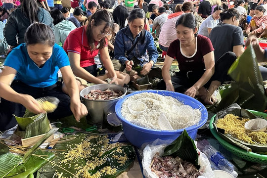 Hàng trăm người dân TP.HCM gói bánh chưng gửi bà con vùng mưa lũ