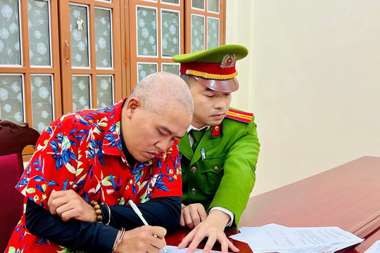 Bắt tạm giam đối tượng lái xe cầm điện thoại, đánh võng trên đường phố Sơn La