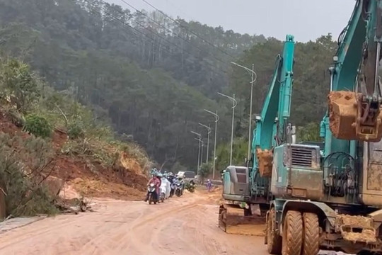Quảng Ngãi thông xe bước một các điểm sạt lở nghiêm trọng trên các quốc lộ