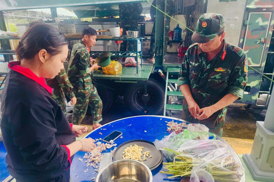 Xe bếp tự hành của quân đội mang bữa cơm ấm đến người dân vùng lũ