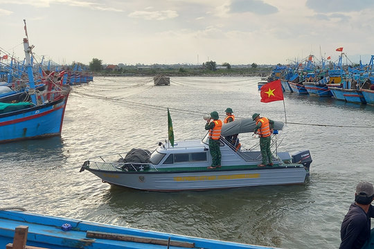 Khánh Hòa: Chìm tàu gần bờ Bình Tiên, 1 người tử vong, 2 ngư dân mất tích