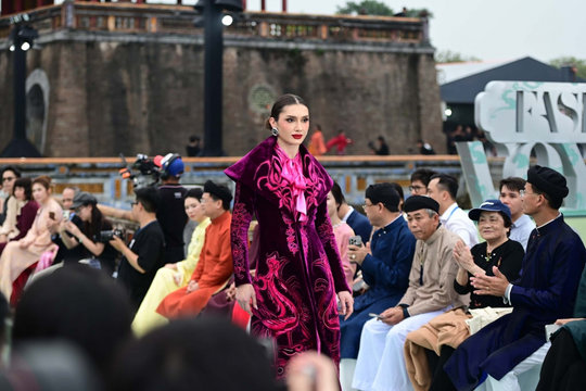 Gần 80 người đẹp Miss Cosmo 2025 trình diễn thời trang tại Quảng trường Ngọ Môn