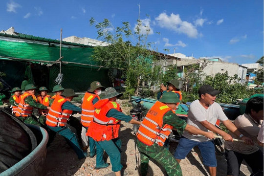 Đã trục vớt được 10/26 tàu cá bị nhấn chìm, trôi dạt do mưa lũ ở Bình Thuận (cũ)
