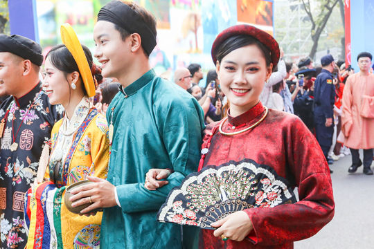 800 người mặc Việt phục tái hiện nghi lễ cưới xưa giữa phố đi bộ hồ Gươm