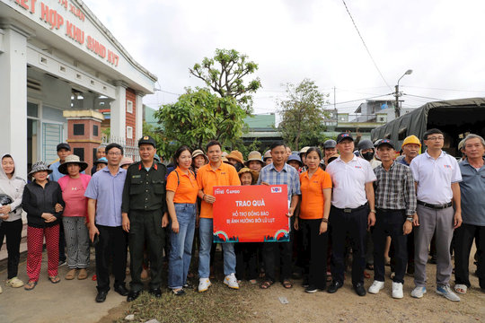 Rapido, Ferroli cùng VOV trao quà tặng trị giá gần 690 triệu đồng hỗ trợ bà con vùng lũ Đắk Lắk
