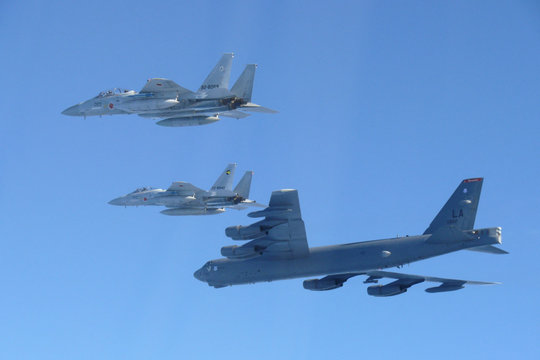 Mỹ điều B-52 diễn tập cùng tiêm kích Nhật sau tập trận Trung - Nga