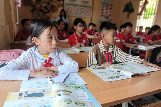 Miễn học phí nhưng phụ huynh vẫn nặng gánh vì chi phí tăng