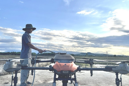 Nông dân Tây Nguyên sử dụng drone chăm sóc cây trồng