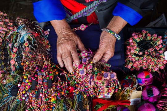 Sắc chàm, thổ cẩm Mông bừng sáng giữa Hà Nội