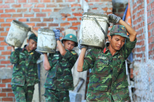 Chạy đua với thời gian dựng lại mái nhà cho người dân Gia Lai sau bão lũ
