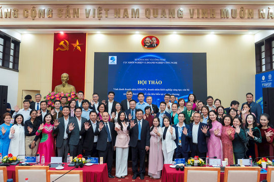 Dấu ấn tự hào – CEO Công ty CP Sao Thái Dương Nguyễn Thị Hương Liên vinh dự nhận giải thưởng Doanh nhân Khoa học & Công nghệ tiêu biểu tại Techfest 2025