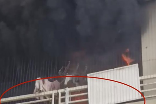 Cháy ngùn ngụt tại căn hộ chung cư Đại Thanh, Hà Nội