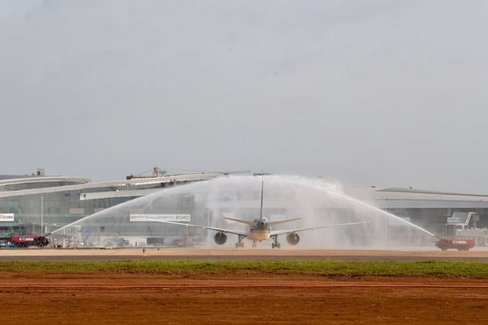 Chuyến bay đầu tiên của Boeing 787 Dreamliner hạ cánh xuống sân bay Long Thành