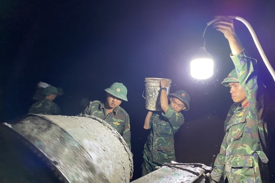"Chiến dịch Quang Trung": Bộ đội xuyên mưa, xuyên đêm dựng lại nhà giúp nhân dân