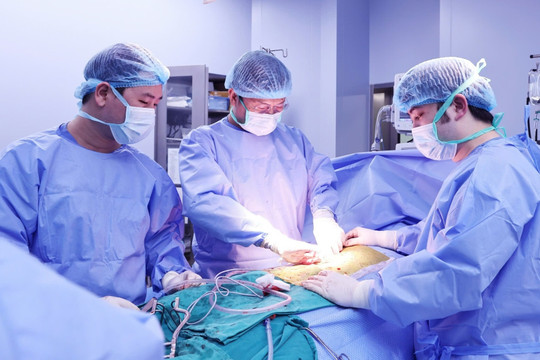 Sản phụ suy thận giai đoạn cuối được hồi sinh nhờ thận của mẹ
