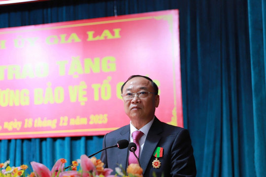 Bí thư Tỉnh ủy Gia Lai được trao tặng Huân chương Bảo vệ Tổ quốc hạng Ba