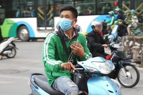 Đeo tai nghe khi đi xe máy, có thể bị phạt đến 14 triệu đồng, trừ 10 điểm GPLX