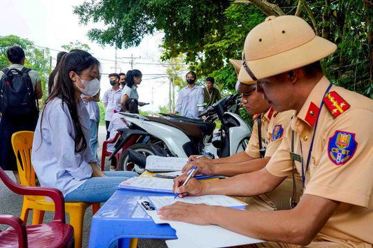 Công an gửi danh sách 2.102 học sinh vi phạm giao thông đến Sở GD&ĐT Hà Nội