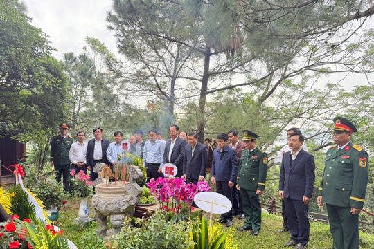 Dâng hương tưởng nhớ Đại tướng Võ Nguyên Giáp