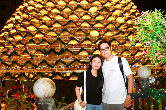 Ngắm cây thông Noel kết từ 3.000 chiếc nón lá ở Đồng Nai