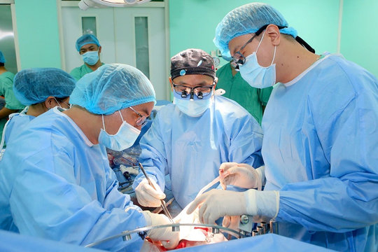 Cứu sống bệnh nhân suy tim nguy kịch nhờ ghép tim từ người hiến chết não