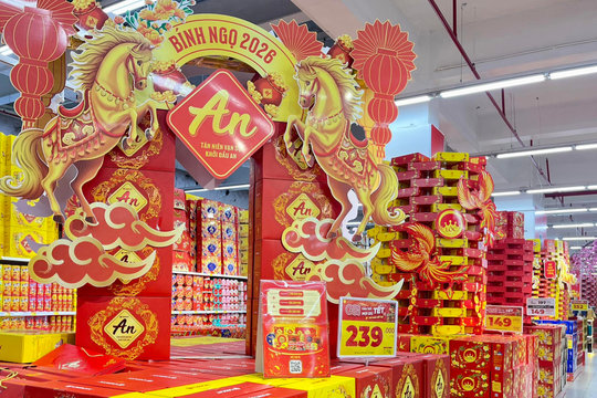 Hàng Tết Bính Ngọ 2026 lên kệ sớm, phủ kín siêu thị Hà Nội
