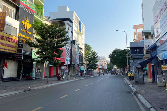 TP.HCM khác lạ với cảnh vắng bóng người trong ngày đầu năm mới 2026