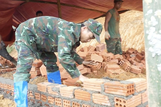 Bộ đội Đà Nẵng ngày đêm giúp dân dựng nhà đón Tết