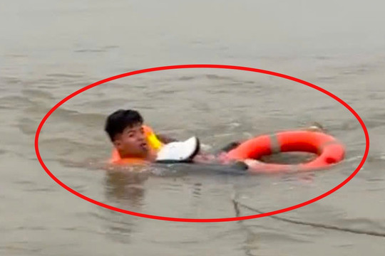 Cứu thành công một người đàn ông nhảy cầu Vĩnh Tuy giữa mùa đông buốt giá