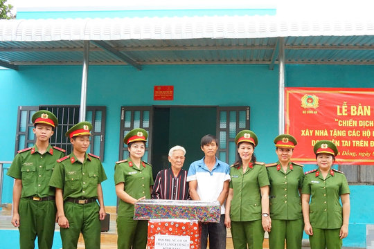 Bàn giao nhà cho người dân trong “Chiến dịch Quang Trung” ở tỉnh Lâm Đồng