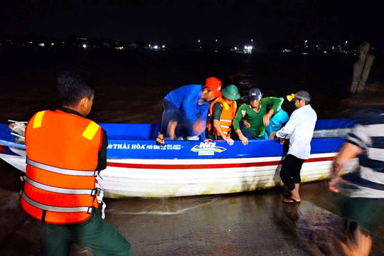 Đồn Biên phòng Gành Hào (Cà Mau) kịp thời đưa thuyền viên bệnh nặng vào bờ cấp cứu