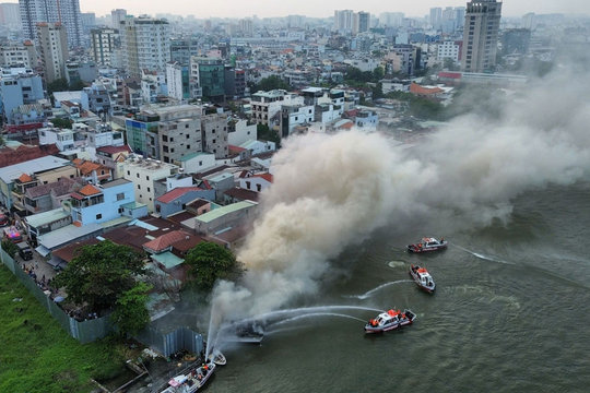 Du thuyền nhà hàng cháy dữ dội trên sông Sài Gòn, cột khói cao hàng chục mét