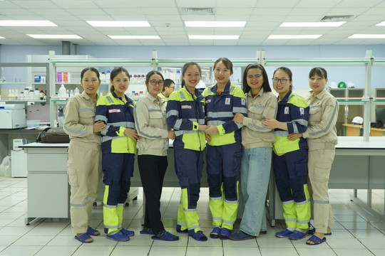 Phía sau dòng điện: Những “bóng hồng” gìn giữ mạch nguồn an toàn