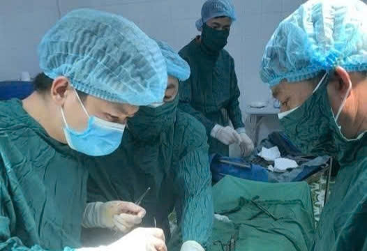 Cấp cứu bệnh nhân thủng tạng rỗng khi đang lao động gần đảo Bạch Long Vĩ