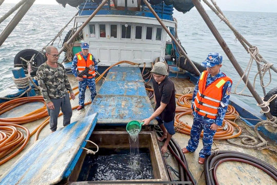 Cảnh sát biển bắt giữ tàu cá vận chuyển trái phép 100.000 lít dầu D.O