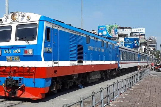 Hàng không, đường sắt tăng chuyến phục vụ Tết, giá vé máy bay vẫn “kịch trần”